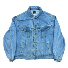 Load image into Gallery viewer, light wash denim jacket from lee. two brest pockets rounded with button closure for the front and two hand pockets.